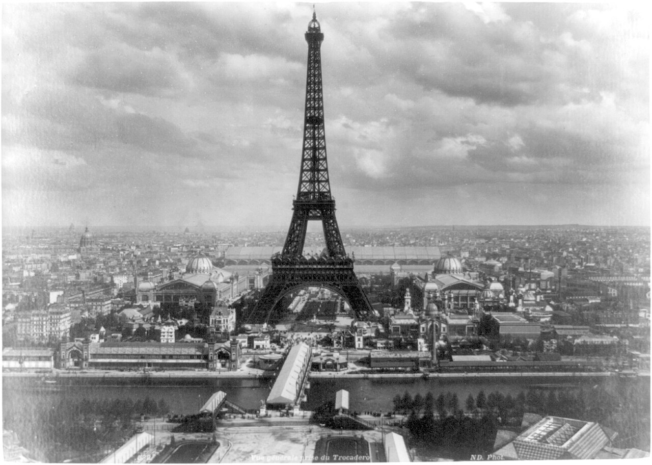 Vue historique de la tour Eiffel et de l’Exposition universelle de 1889 depuis le Trocadéro